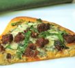 Пицца с колбасой, голубым сыром и шпинатом