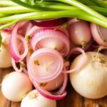 Маринованный лук для салатов: секрет идеального вкуса и хруста